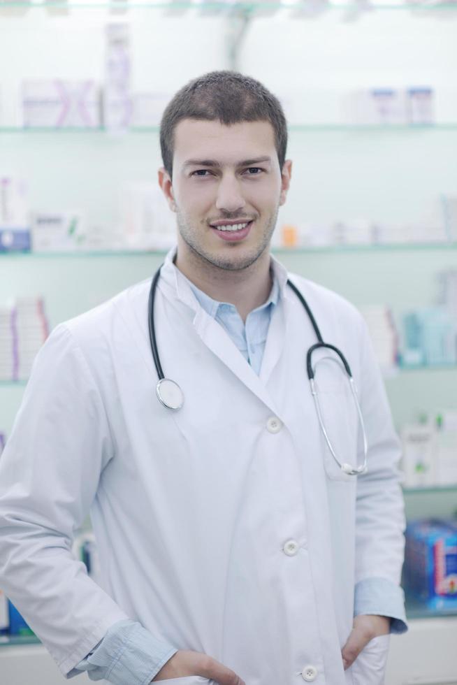 farmacista chimico uomo nel farmacia farmacia foto