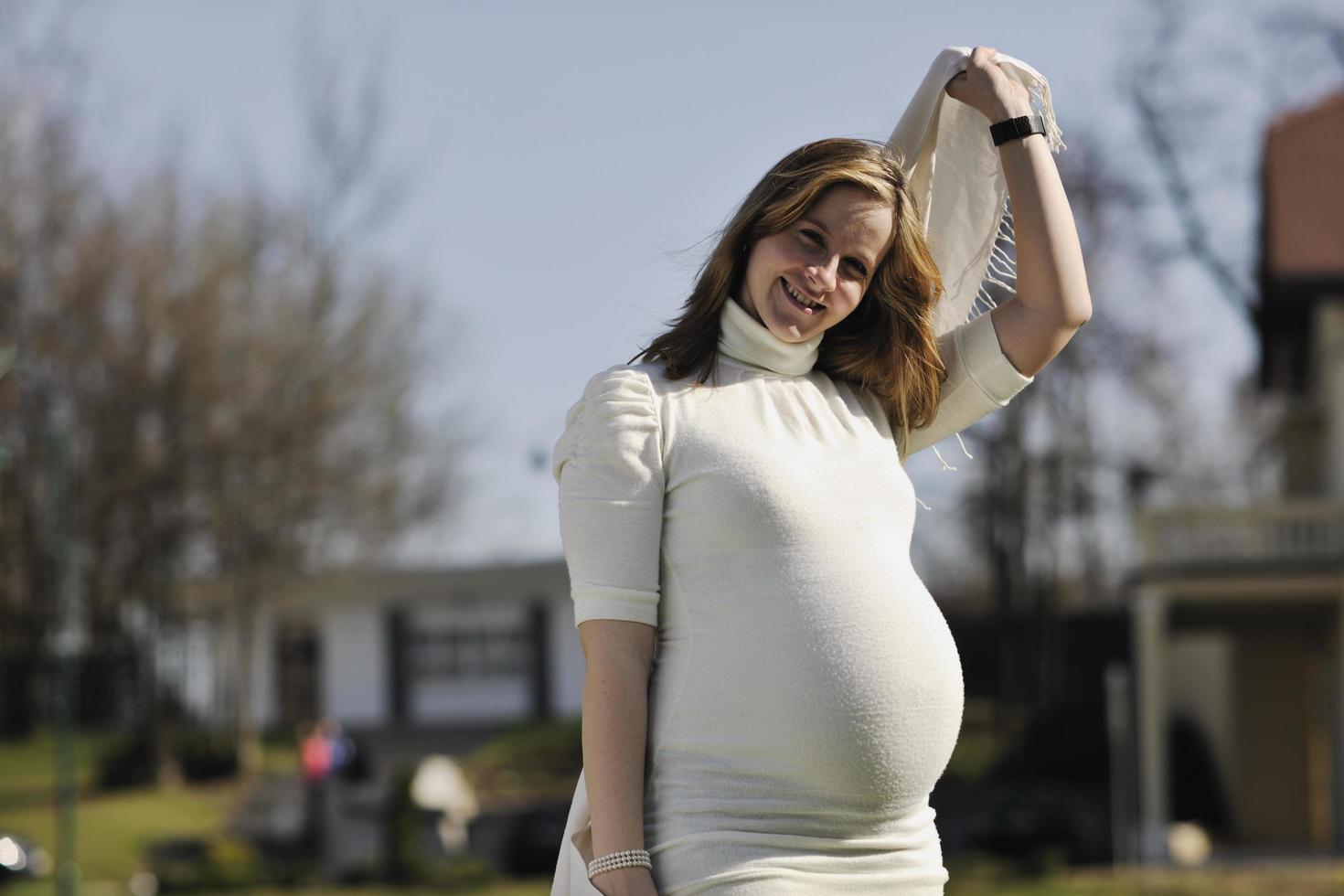 contento giovane incinta donna all'aperto foto