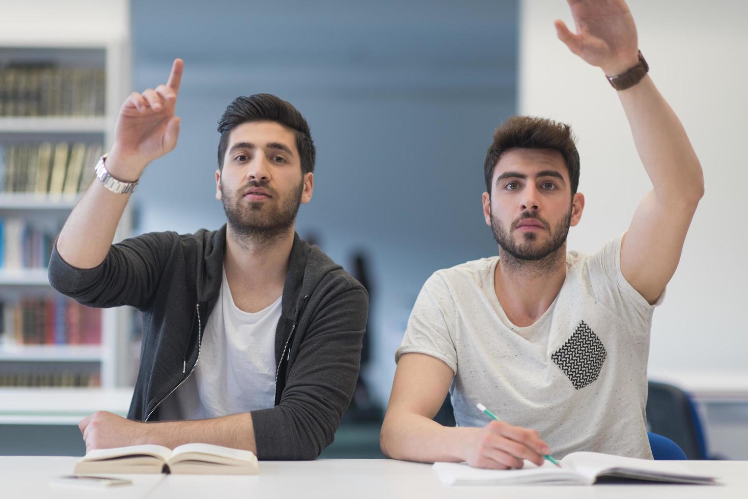 maschio alunno nel aula foto