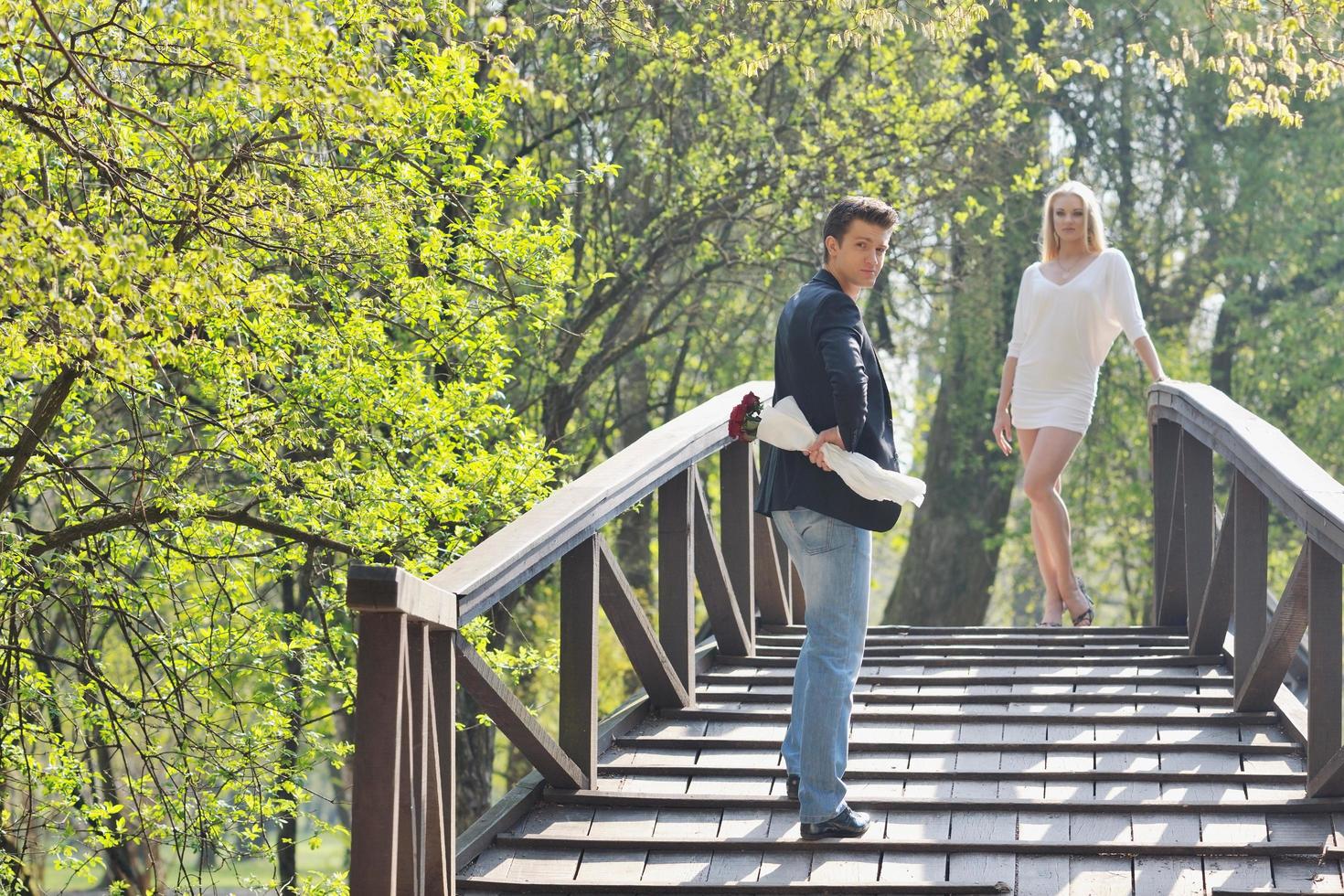 romantico coppia nel amore all'aperto foto