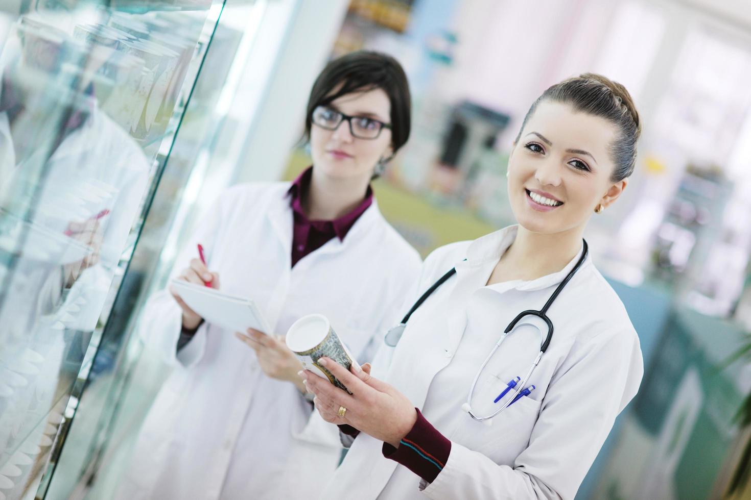 squadra di farmacista chimico donna nel farmacia farmacia foto