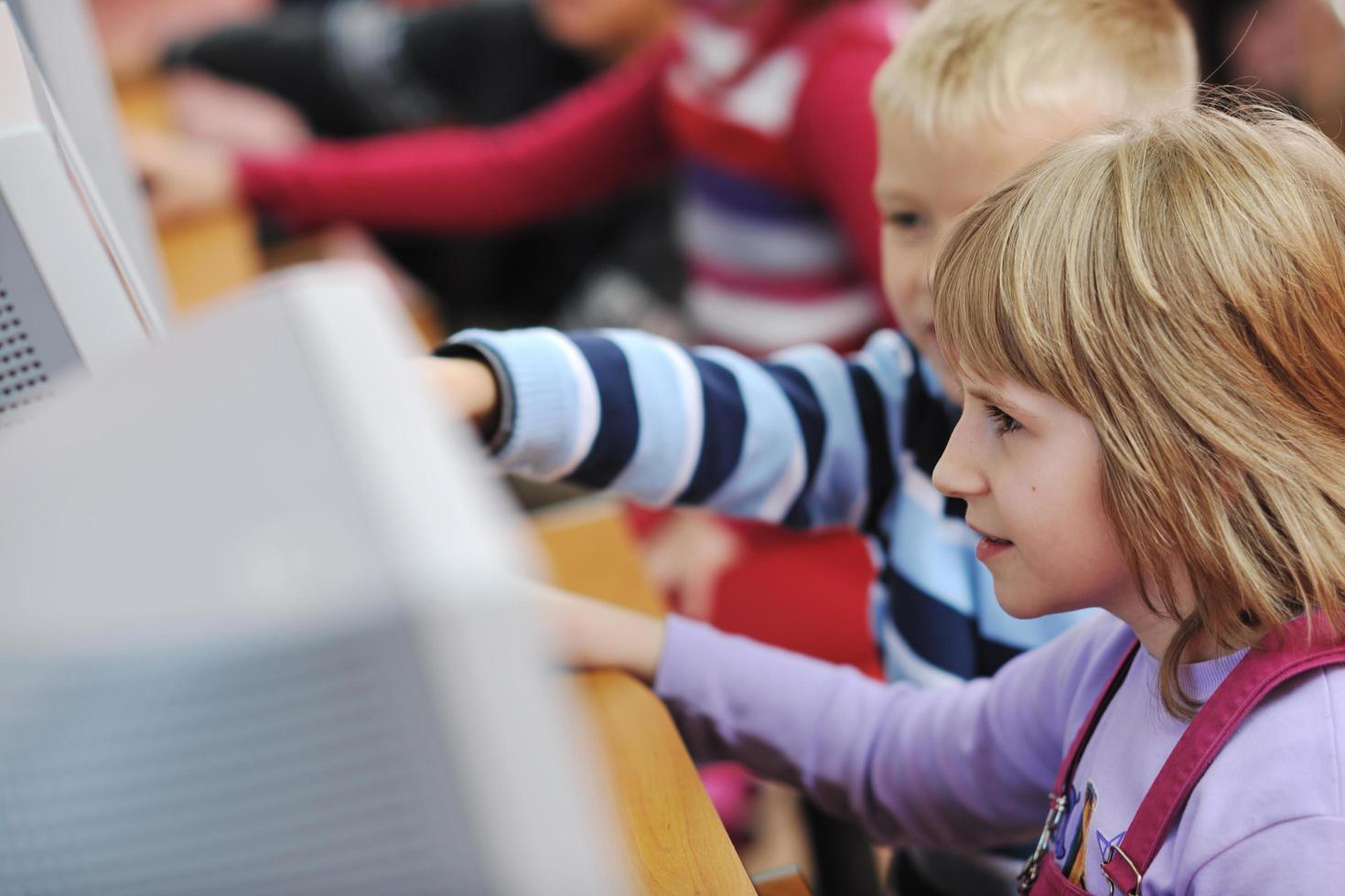 esso formazione scolastica con bambini nel scuola foto