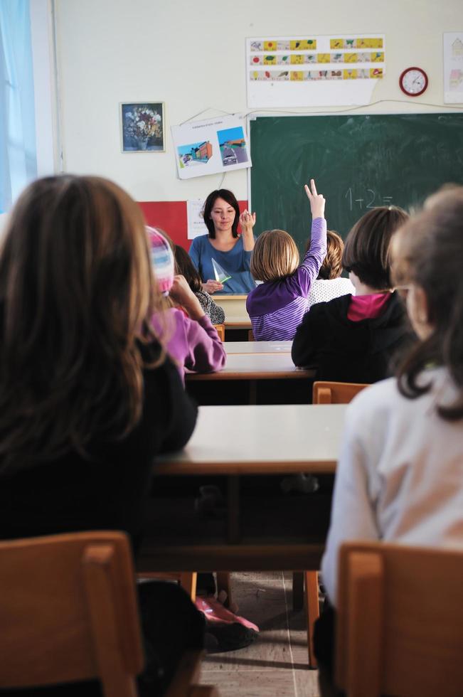 contento insegnante nel scuola aula foto