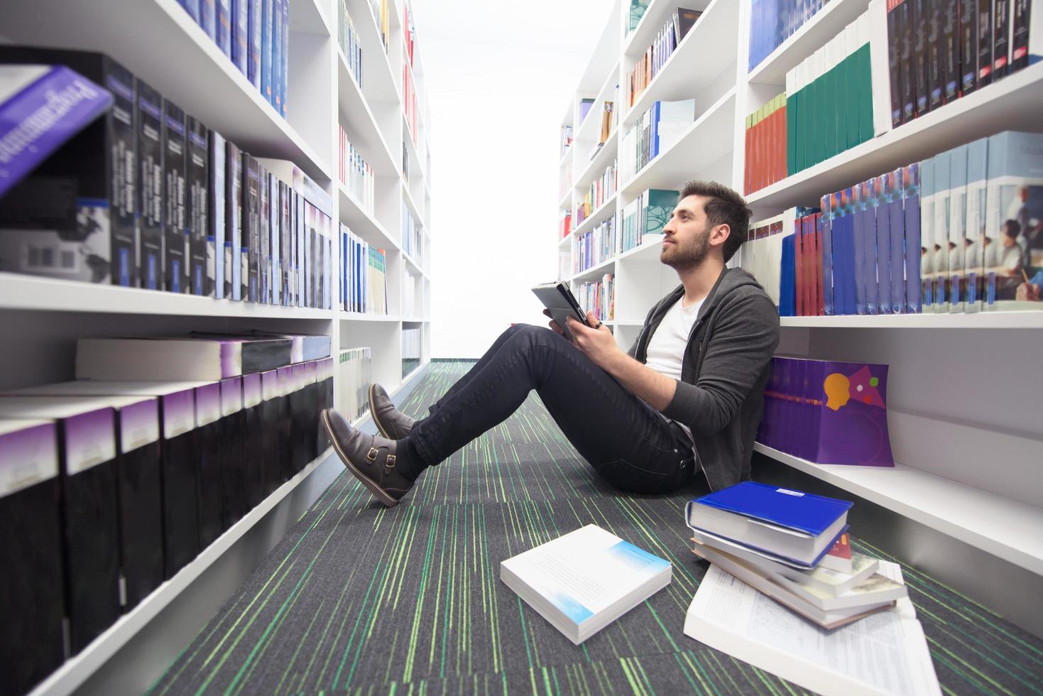 alunno studia nel scuola biblioteca foto