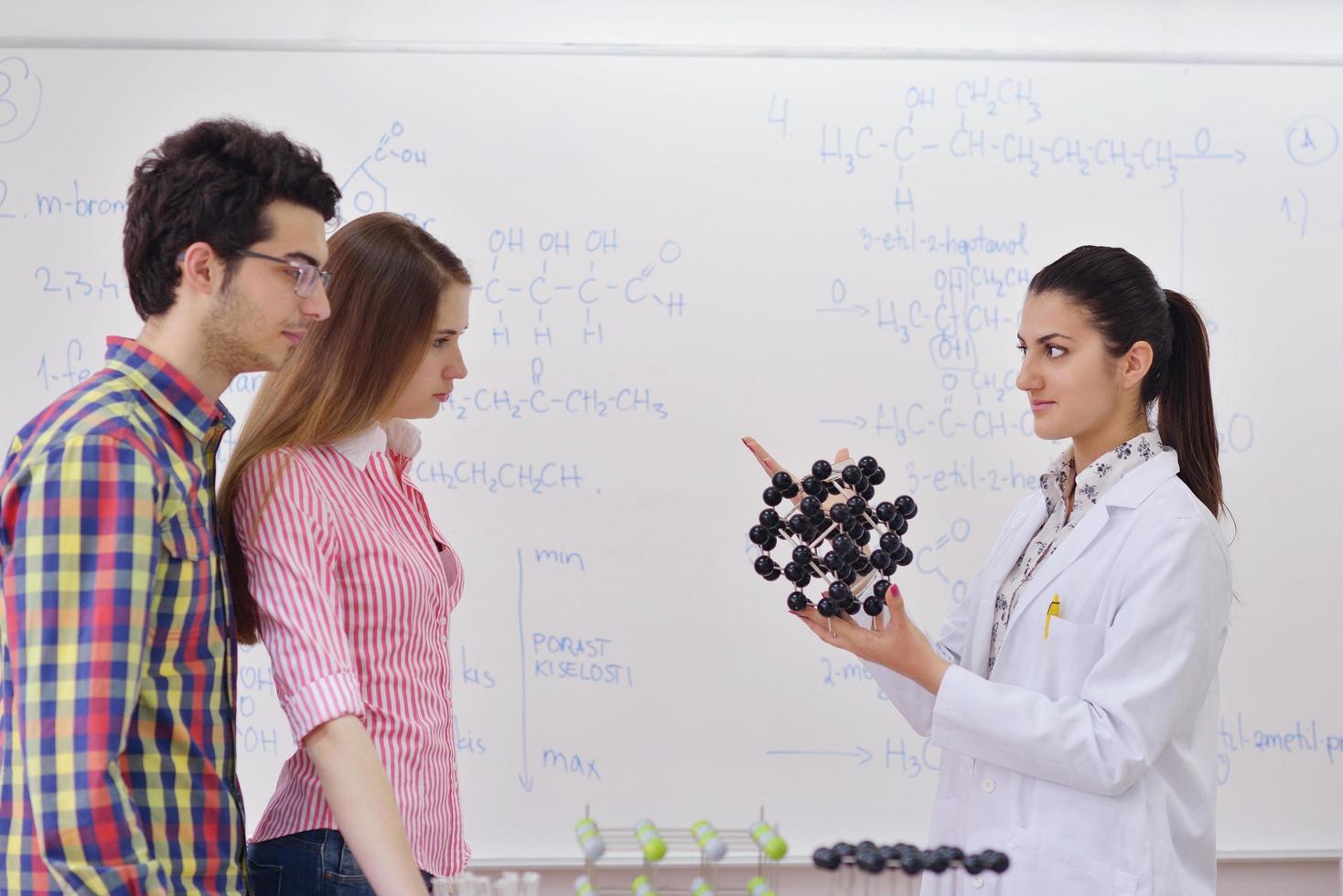 contento adolescenti gruppo nel scuola foto