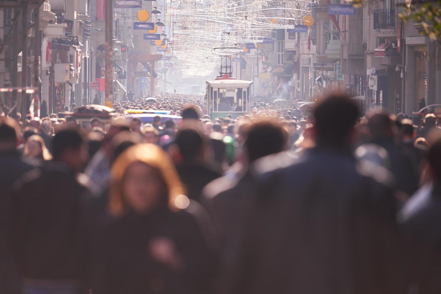 persone folla a piedi su strada foto