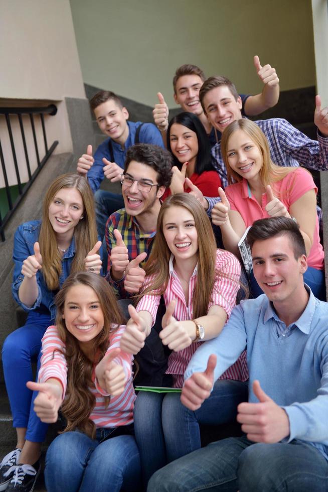 contento adolescenti gruppo nel scuola foto