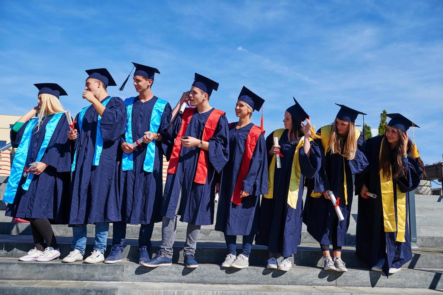 giovane laureati studenti gruppo foto