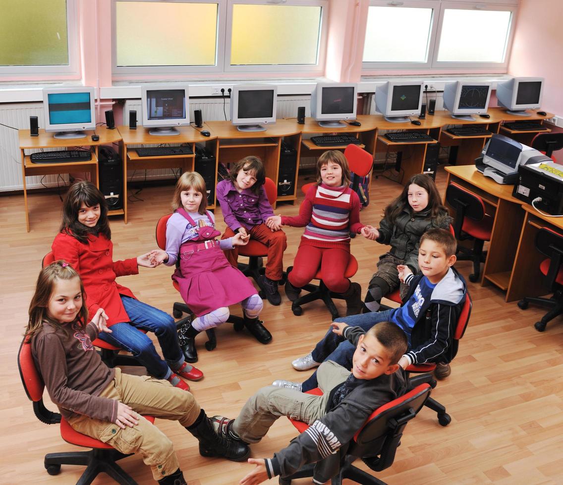 esso formazione scolastica con bambini nel scuola foto