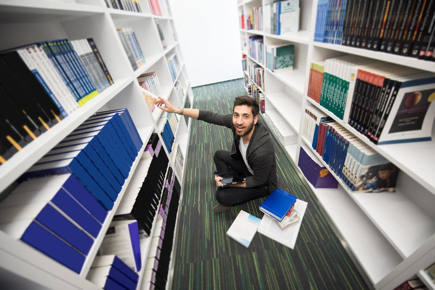 alunno studia nel scuola biblioteca foto