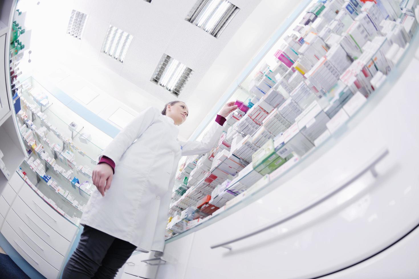 farmacista chimico donna in piedi nel farmacia farmacia foto