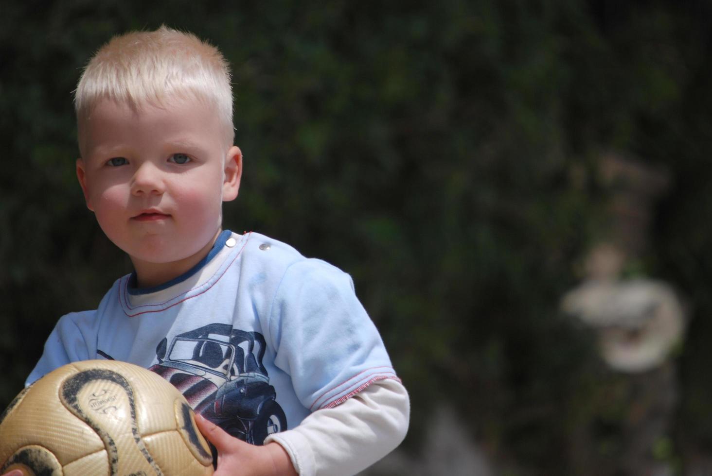 bambino giocando al di fuori foto