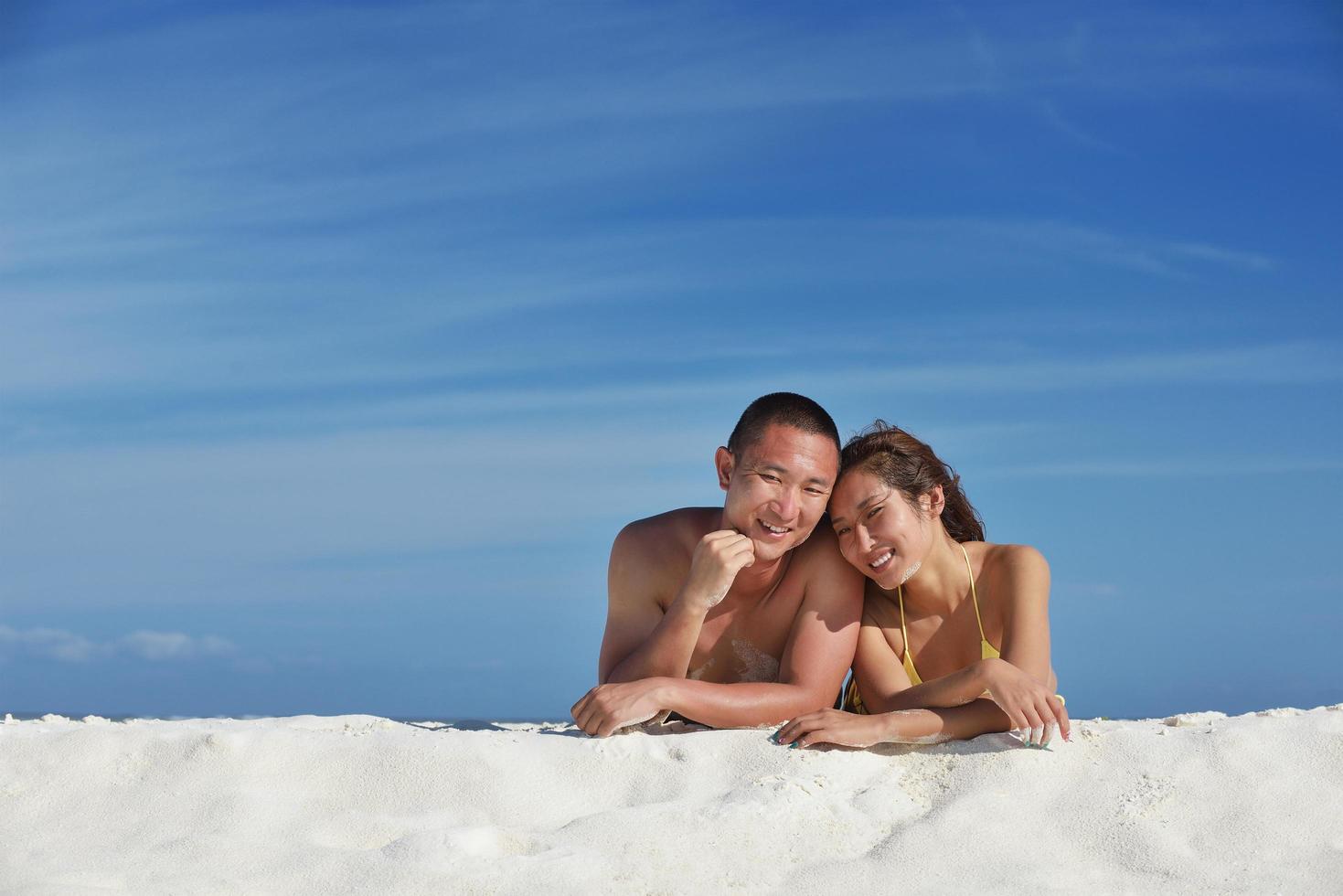 contento giovane coppia godendo estate su spiaggia foto