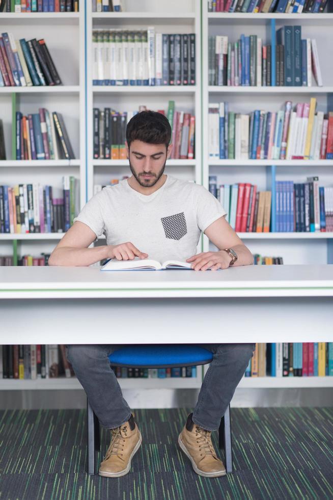 alunno studia nel scuola biblioteca foto