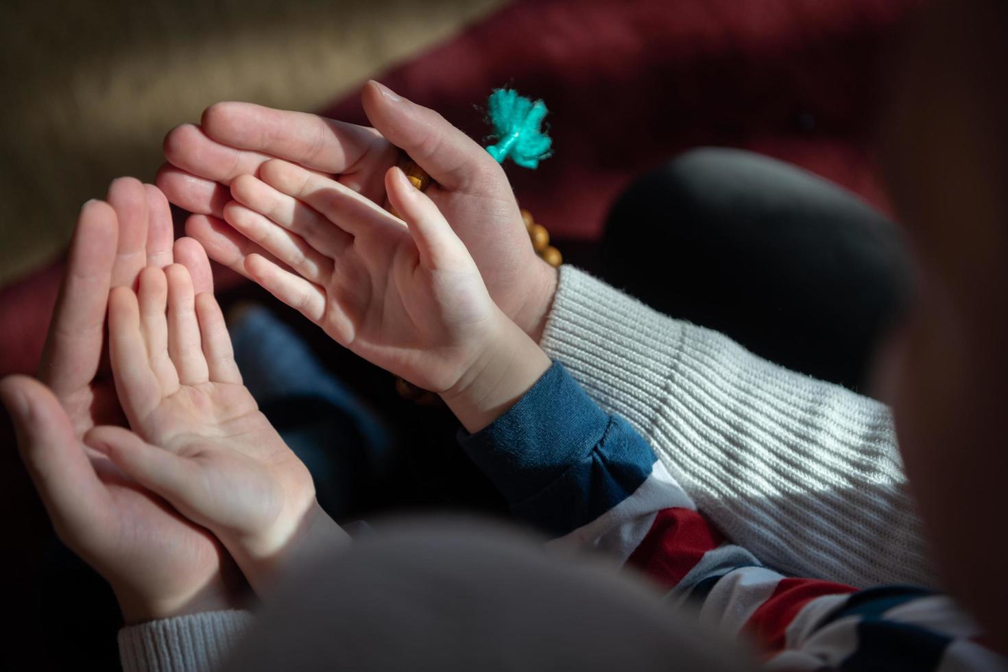 musulmano preghiera padre e figlio nel moschea pregando insieme, islamico formazione scolastica concetto foto