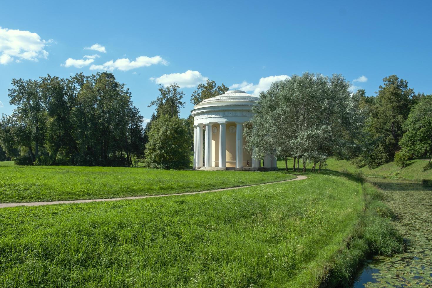 Pavlov, st. pietroburgo, Russia - agosto 20, 2002. Visualizza di il Pavlov palazzo su il banche di il slavyanka fiume nel il Pavlov stato museo-riserva. selettivo messa a fuoco. foto