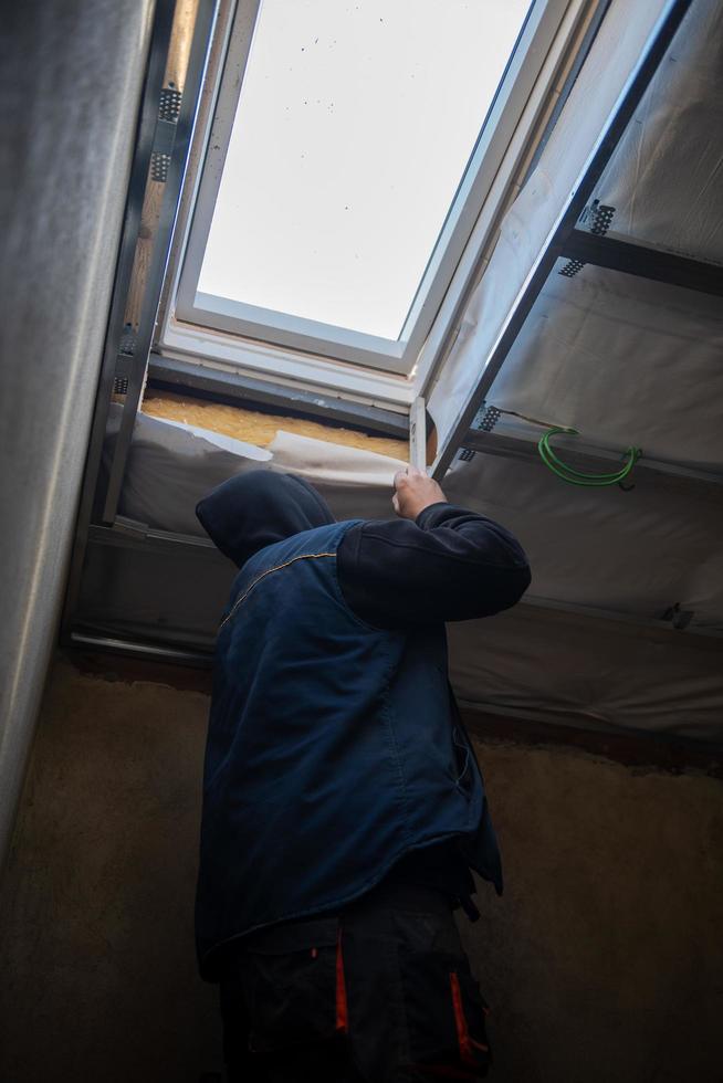 roofer uomo installazione termico isolamento strato foto