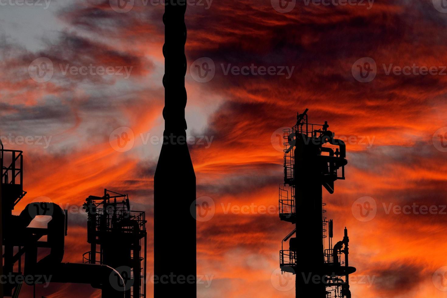 olio raffineria silhouette isolato su rosso guerra Fumo e fuoco foto