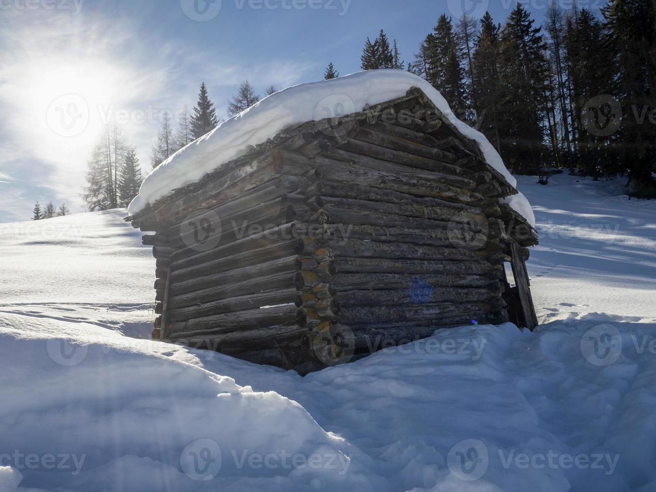 dolomiti neve panorama di legno capanna val badia armamento foto