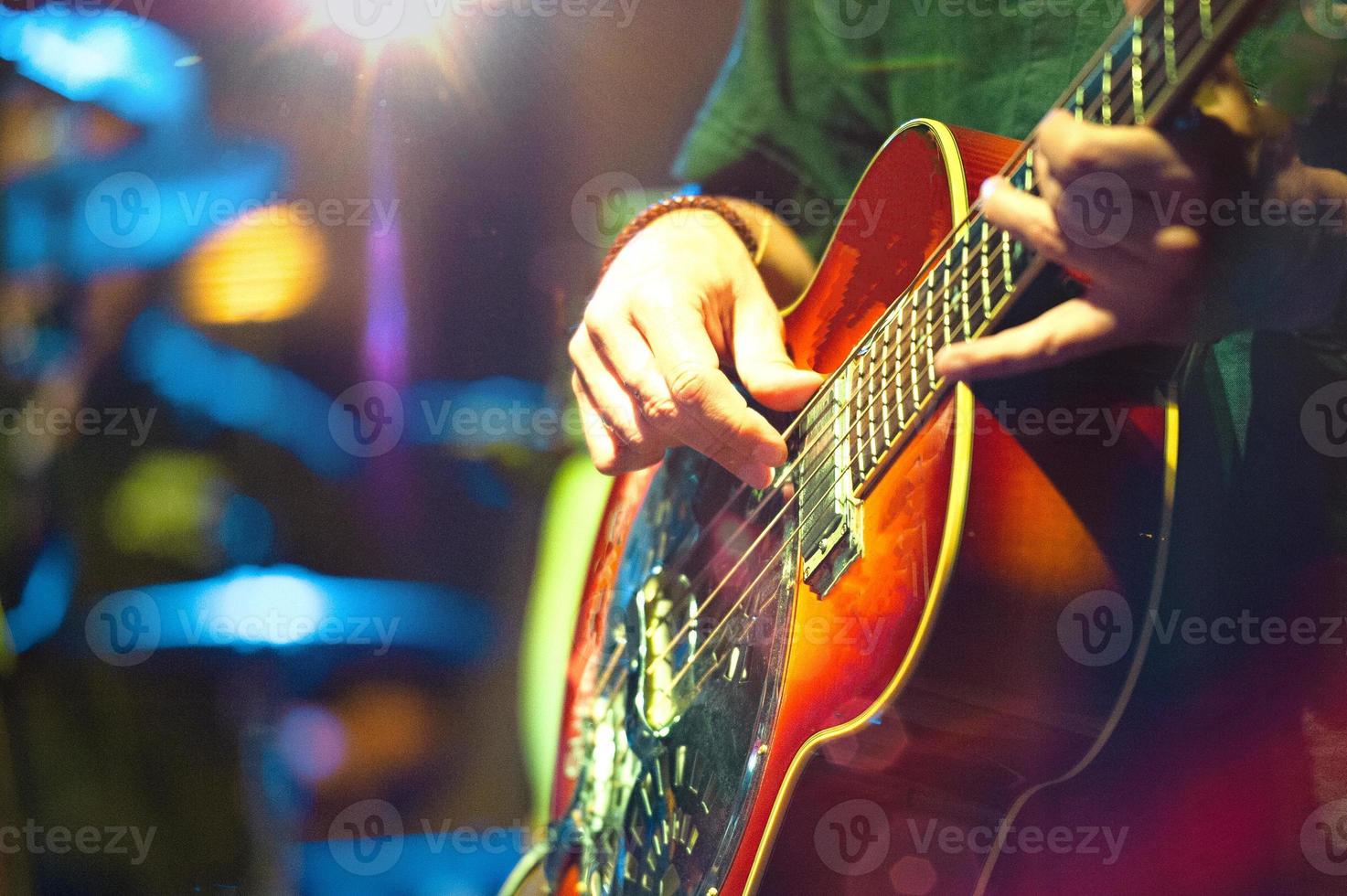 acustico basso giocatore nel un' pop - popolare gruppo foto