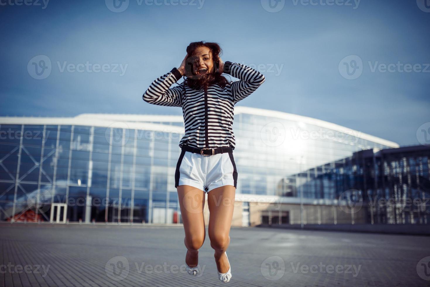 giovane donna spensierata che salta foto