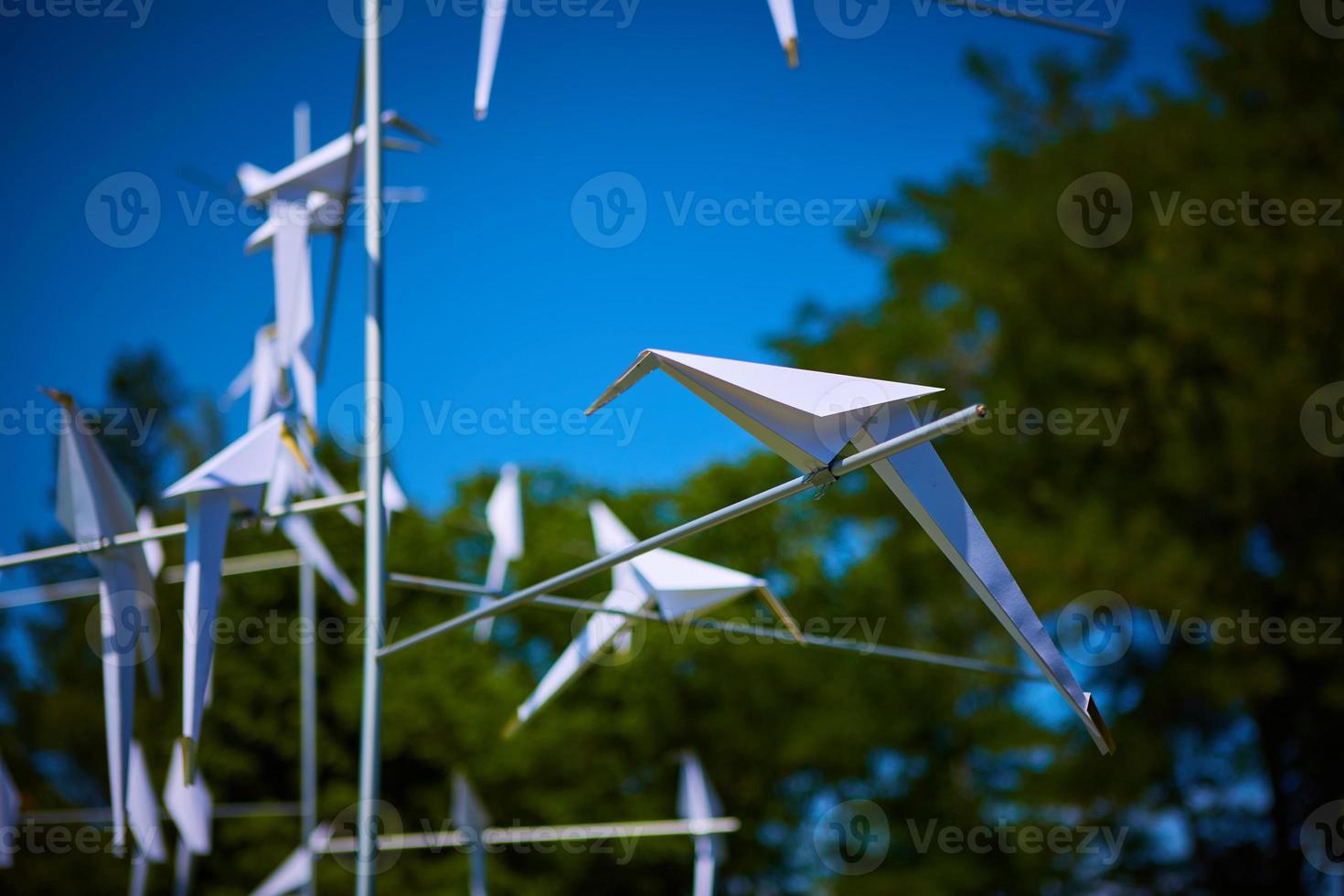 gruppo di decorazioni di uccelli di carta. dof poco profondo foto