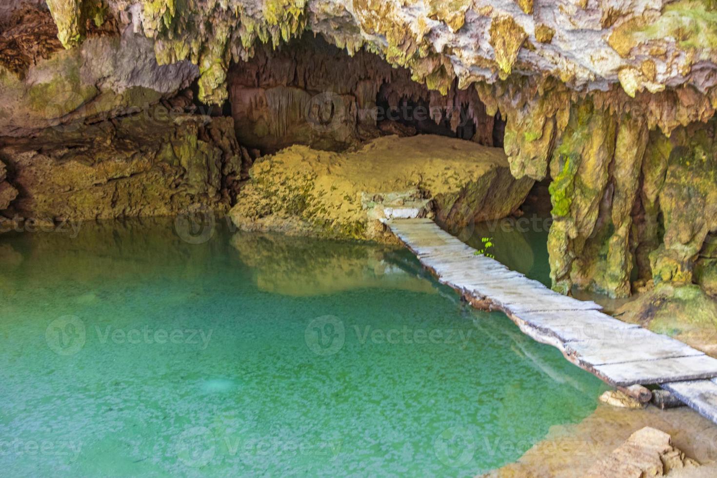 stupefacente acqua turchese blu e grotta calcarea sprofonda nel cenote messico. foto