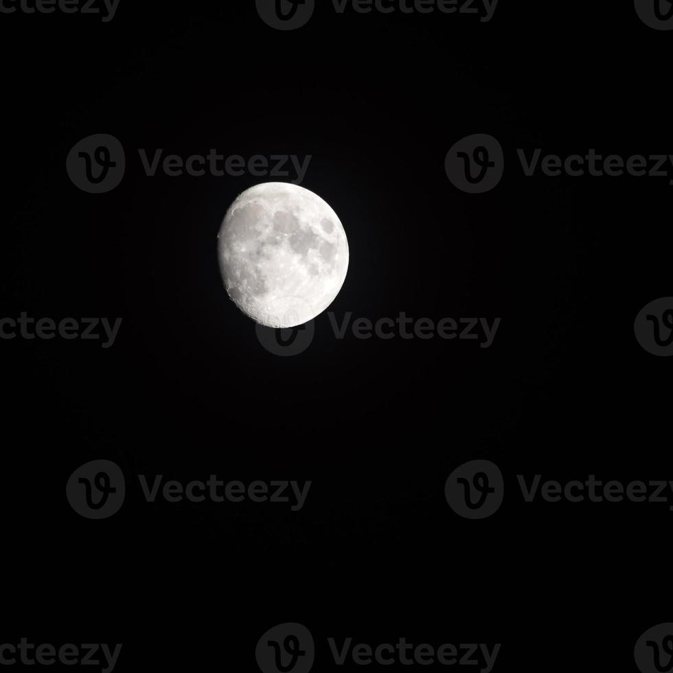 timelapse di luna, lasso di tempo stock luna piena sorge nel cielo di natura oscura, notte. lasso di tempo del disco di luna piena con la luna che si illumina nel cielo nero scuro di notte. riprese video o timelapse gratuiti di alta qualità foto