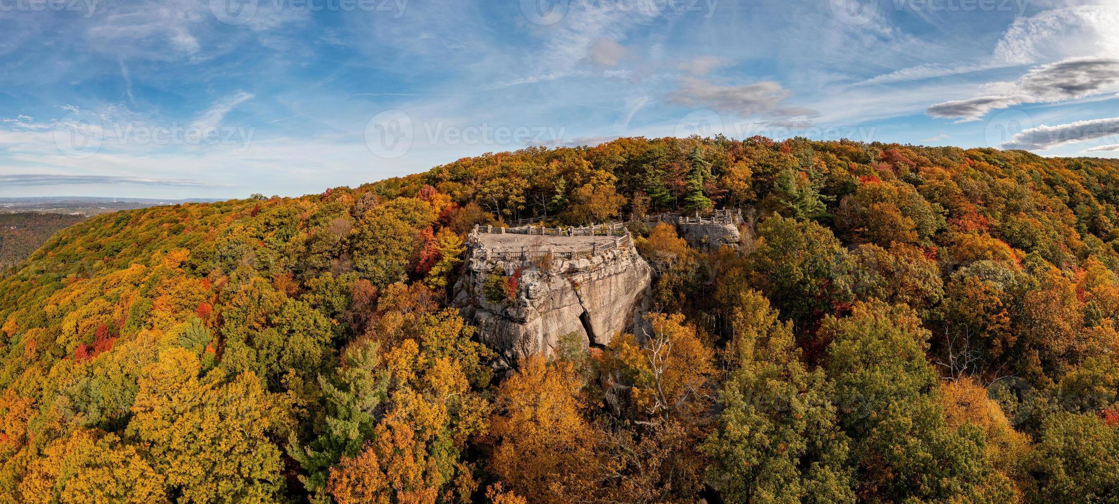 Il parco statale di Coopers Rock si affaccia sul fiume cheat nella Virginia occidentale con i colori dell'autunno foto