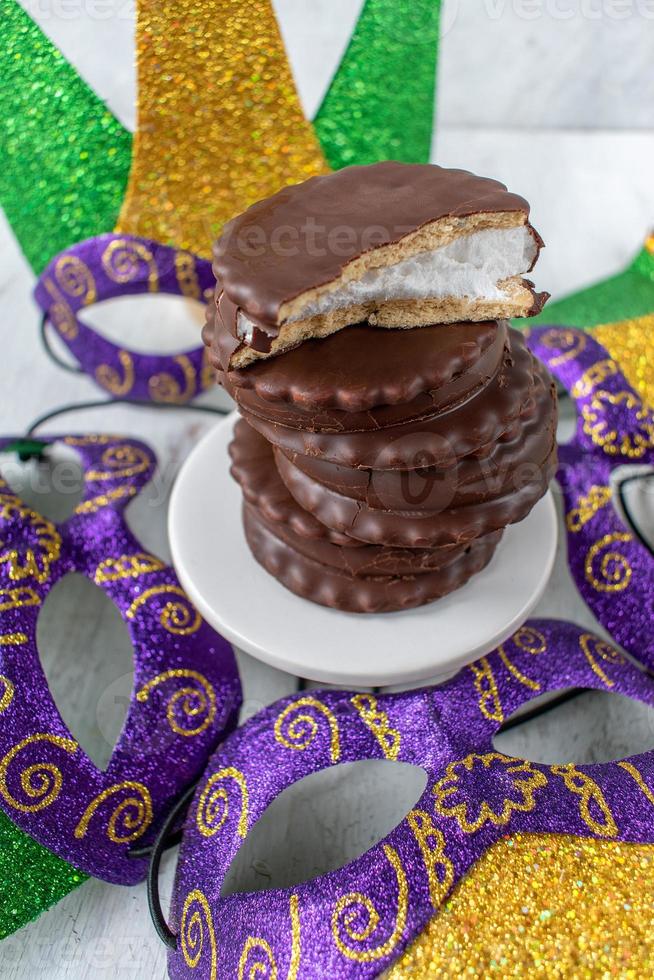 pila di torta di luna martedì grasso di new orleans con maschere di carnevale foto