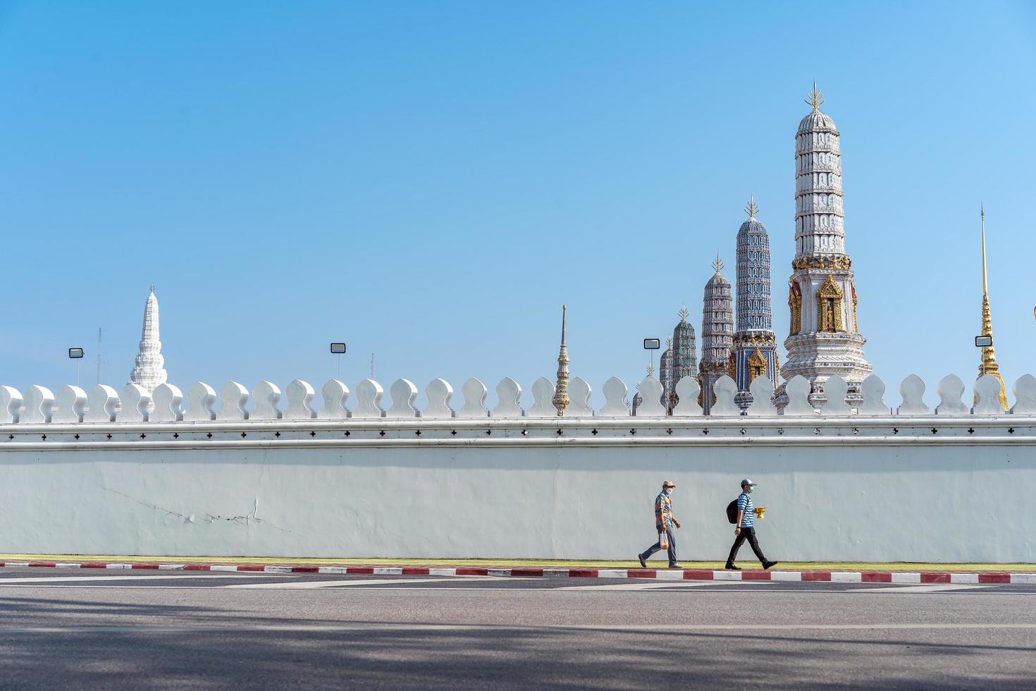 bangkok thailandia 13 aprile 2022 al di fuori di wat phra kaew, il tempio del buddha di smeraldo e il grande palazzo. Bangkok lussuoso palazzo reale. foto