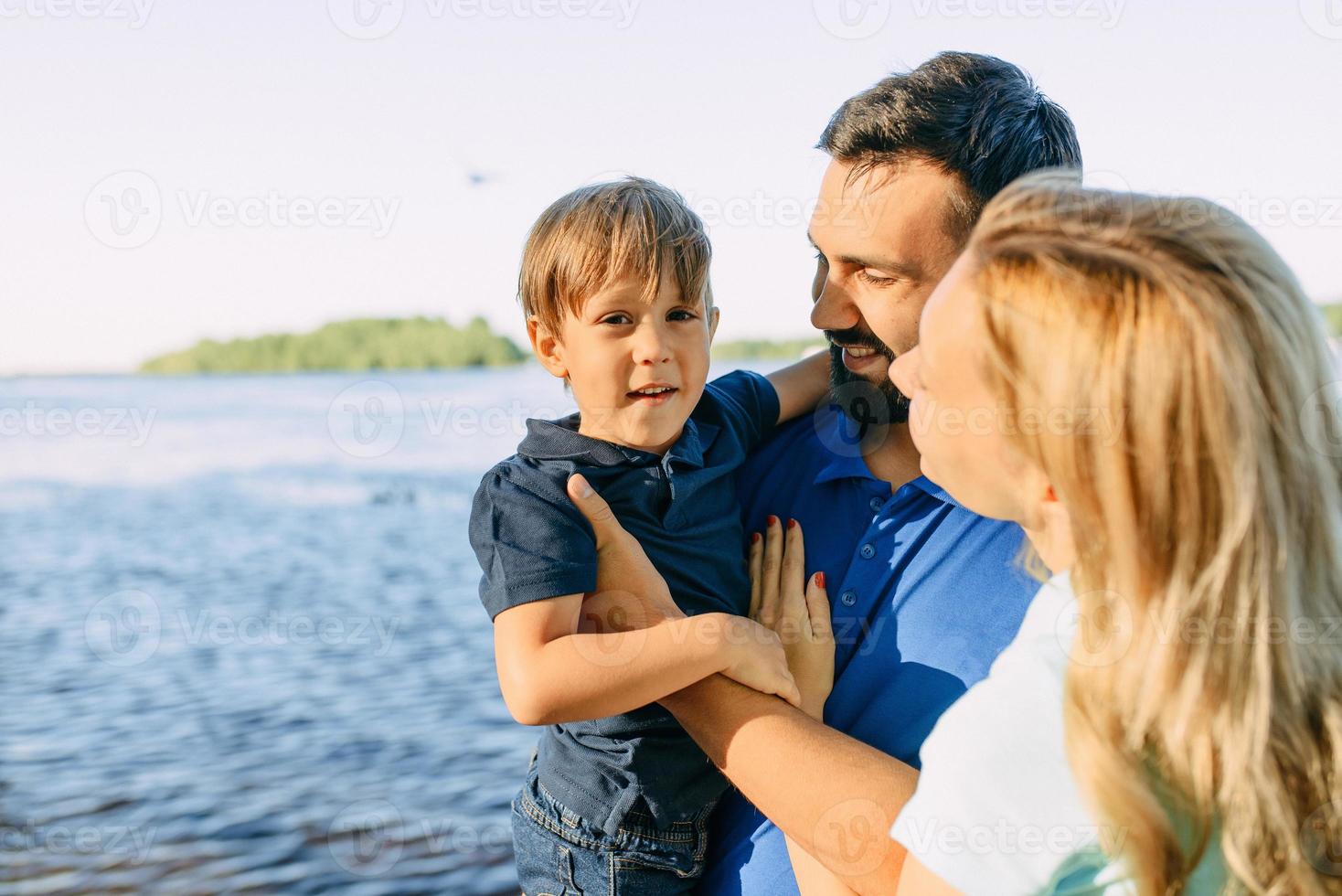 i genitori giocano nel parco con il figlio foto