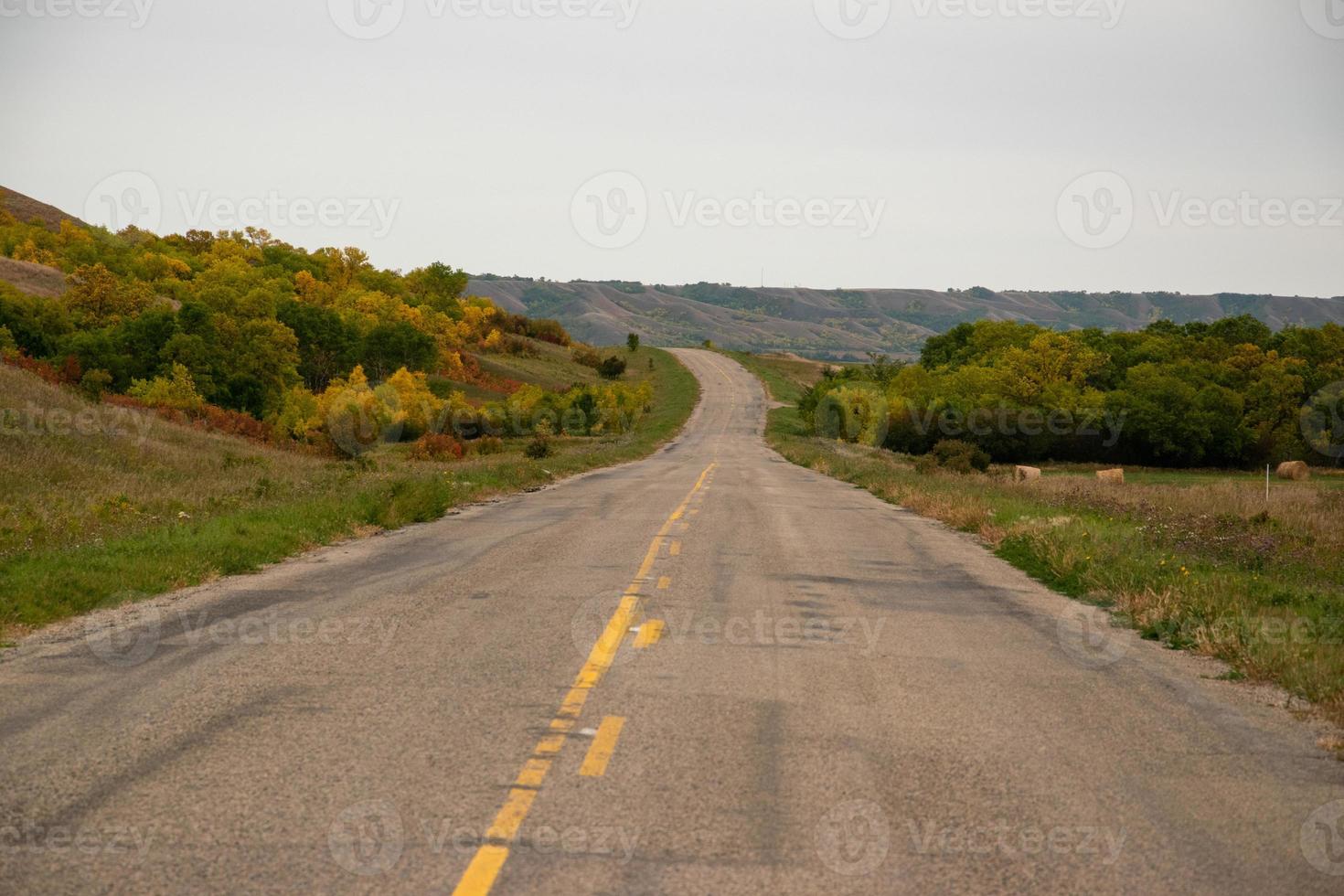 colori autunnali lungo la carreggiata nella valle di qu'appelle, saskatchewan, canada foto