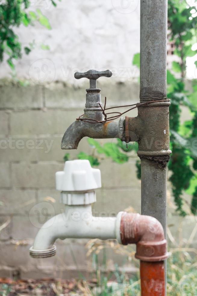 rubinetti dell'acqua nuovi e vecchi foto