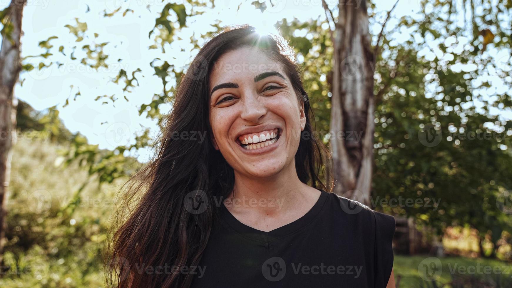 donna brasiliana latina sorridente nella fattoria. gioia, positivo e amore. foto