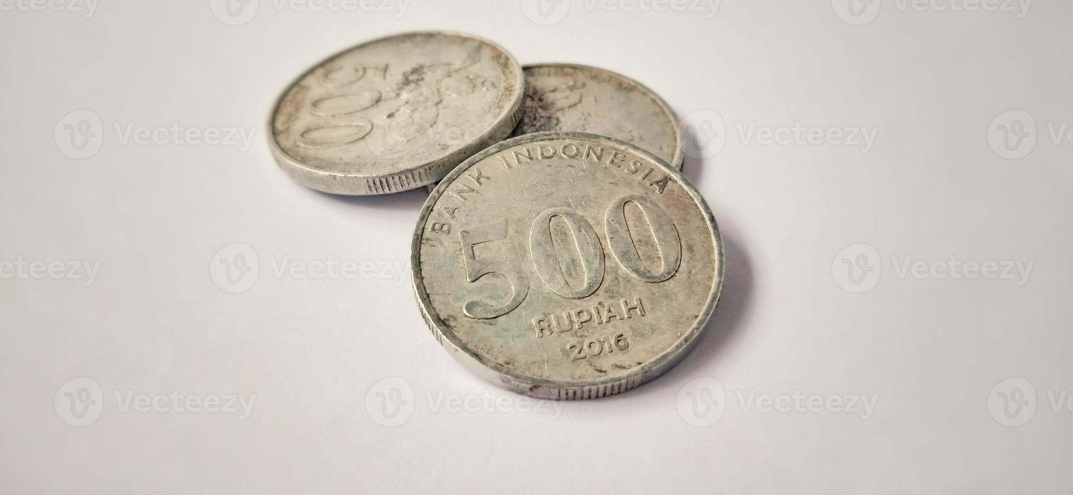 due lati della vecchia moneta da 500 rupie dalla banca indonesia con uno sfondo grigio. fatto dell'anno è il 2016. rupia indonesiana, 500 rupie, valuta indonesiana, sfondo di denaro indonesiano. foto