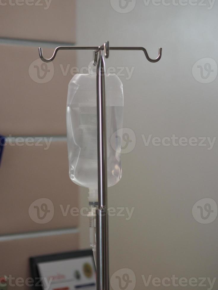 set IV soluzione salina liquido riempito nella mano del paziente pediatrico in ospedale foto