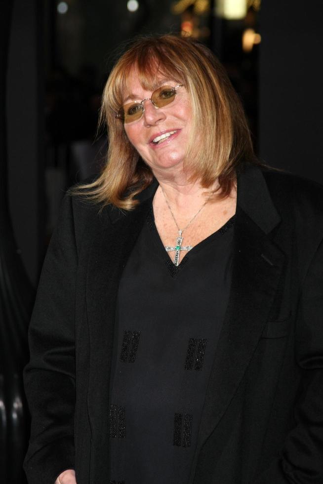 los angeles, 5 dicembre - penny marshall arriva alla prima mondiale di capodanno al teatro cinese graumans il 5 dicembre 2011 a los angeles, ca foto