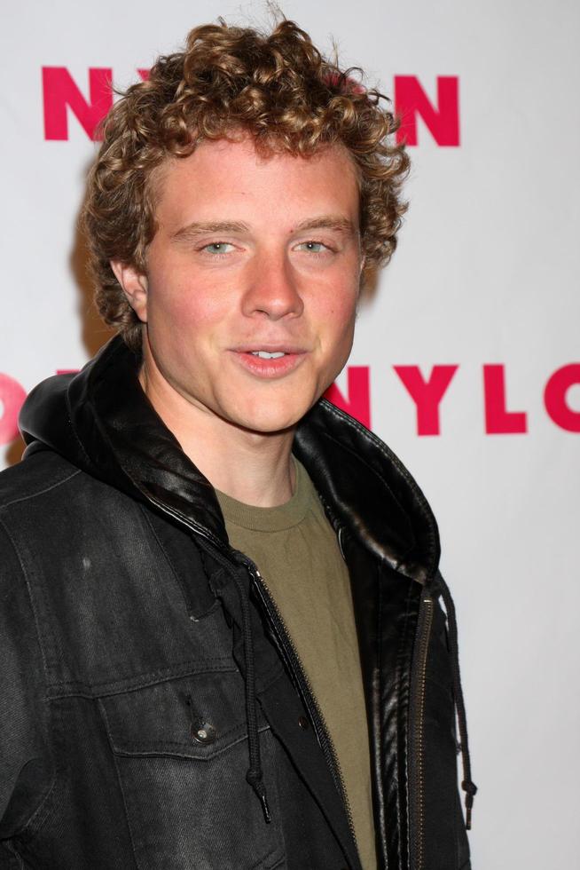 Los angeles, 10 aprile - Jonny Weston arriva alla celebrazione del tredicesimo anniversario della rivista di nylon a smashbox il 10 aprile 2012 a los angeles, ca foto