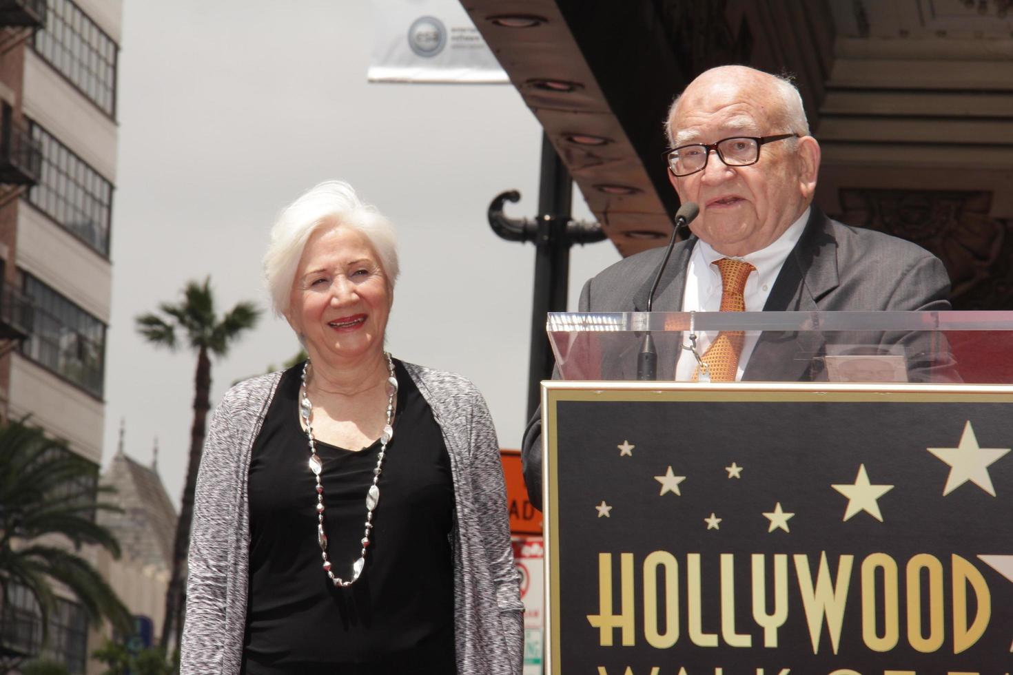 los angeles, 24 maggio - olympia dukakis, ed asner alla cerimonia di conferimento di olympia dukakis con una stella sulla hollywood walk of fame alla hollywood walk of fame il 24 maggio 2013 a los angeles, ca foto