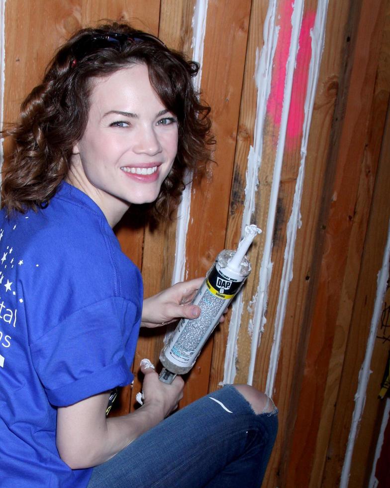 Los Angeles, 8 marzo - Rebecca Herbst al 5° ospedale generale annuale dell'habitat per l'umanità Fan build day in luogo privato l'8 marzo 2014 a Lynwood, ca foto