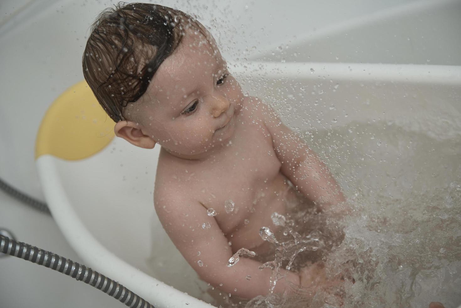 carino poco bambino ragazza assunzione un' bagno foto