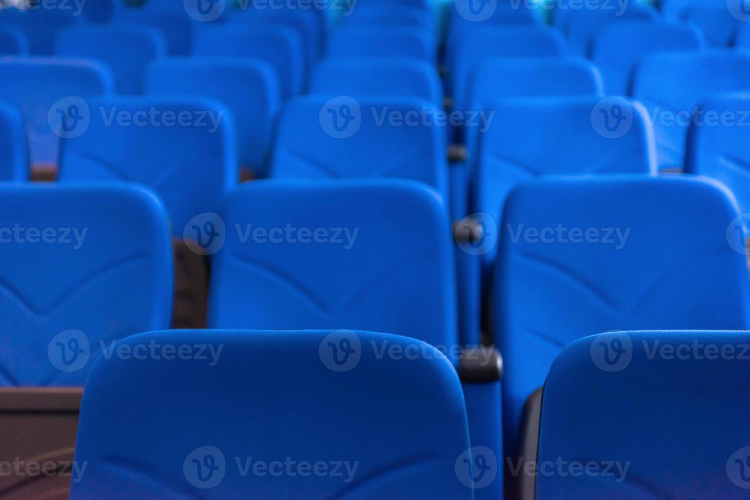 sala con righe di blu posti a sedere foto