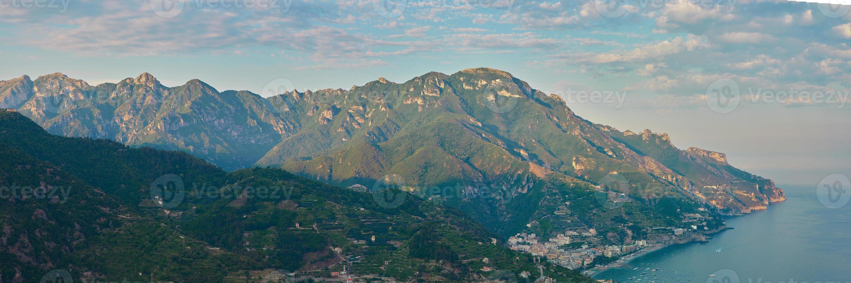 vista dall'alto di minori e maiori, costiera amalfitana, italia foto