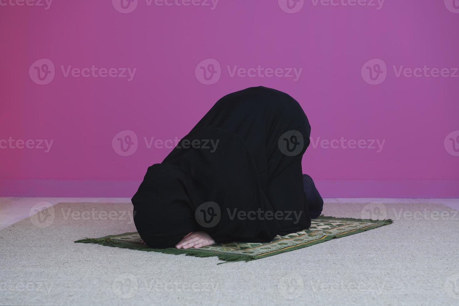 musulmano donna nel namaz preghiere per Allah foto