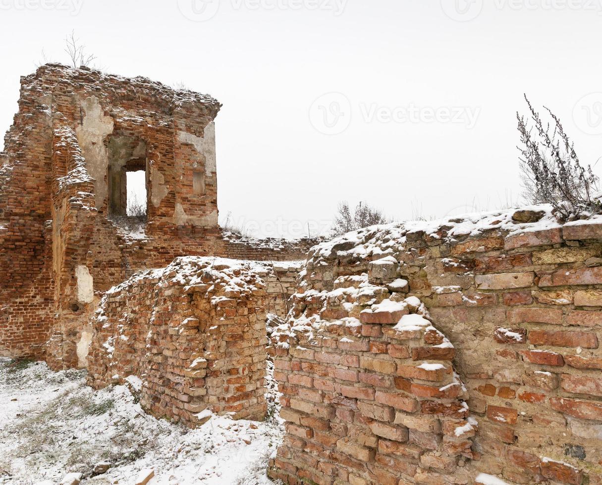 le rovine delle antiche fortificazioni foto