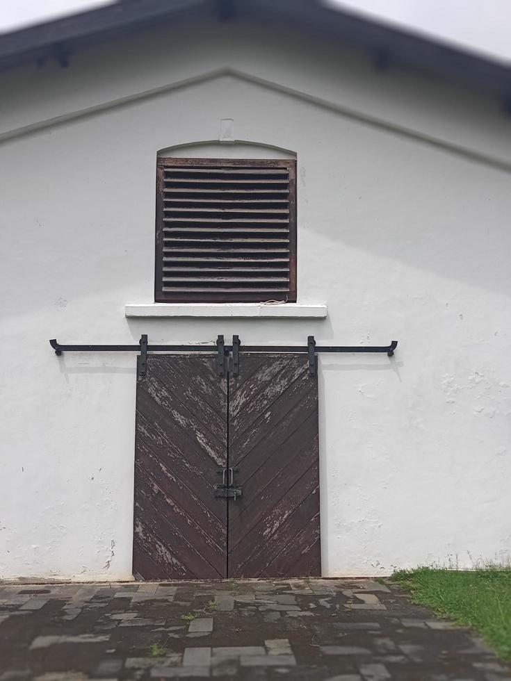 grande porta del magazzino in legno foto