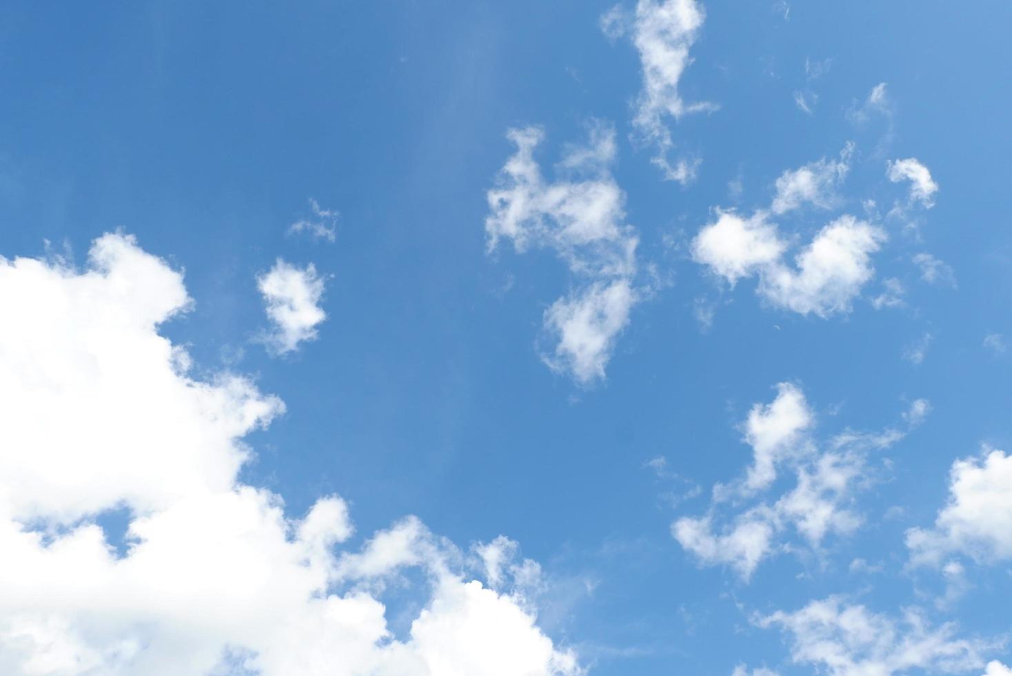 cielo blu pulito e nuvole bianche sullo sfondo del cielo con spazio per la decorazione. e utilizzato per creare carta da parati o portare a lavorare nella progettazione grafica. foto