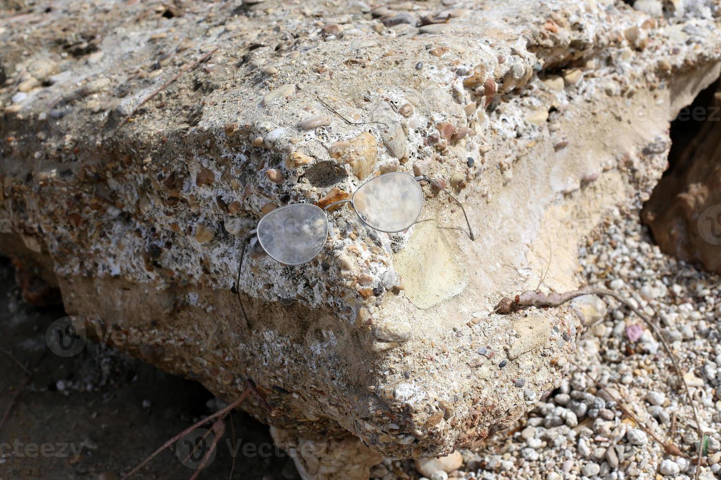 vecchi occhiali giacciono nel parco cittadino in riva al mare. foto