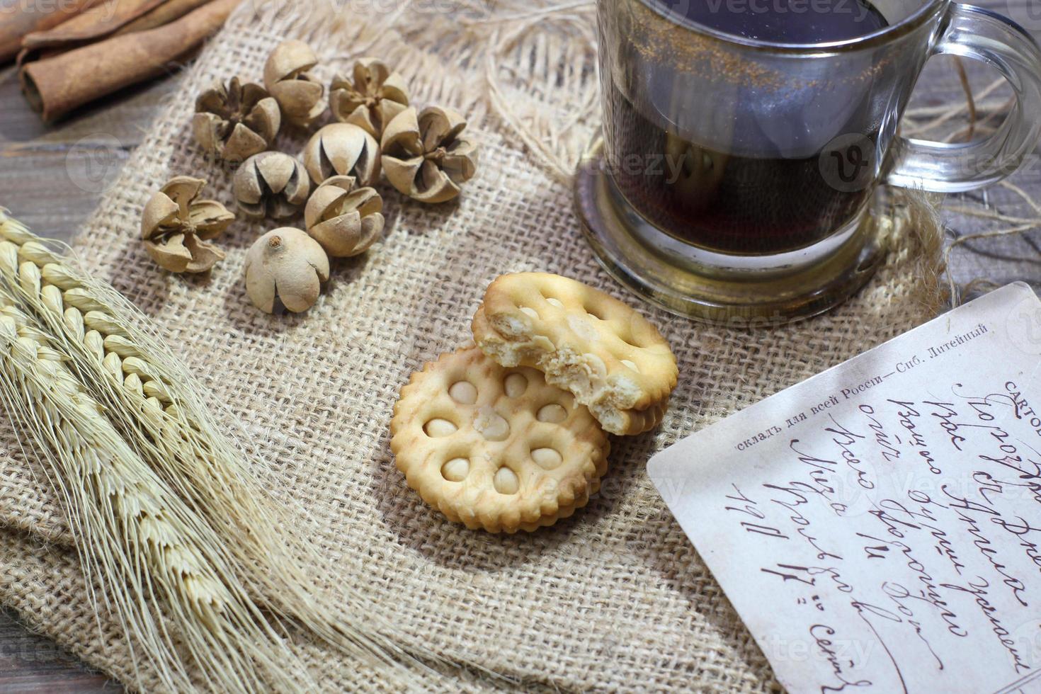 un' tazza di caffè e Grano torta pieno con dolce crema foto